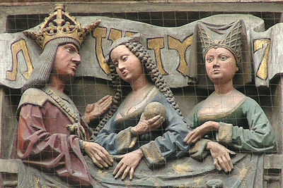 Kaiser Maximilian I. mit seinen beiden Ehefrauen (Mitte Bianca Maria Sforza, rechts Maria von Burgund) - Goldenes Dachl in Innsbruck (Foto: A. Prock)