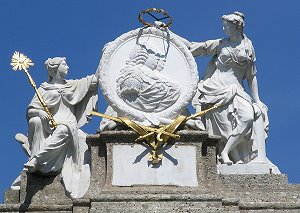 Triumphpforte - südlicher Aufsatz (Foto: A. Prock)